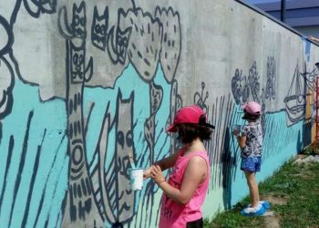 I bambini della scuola Il Pellicano dipingono il murales