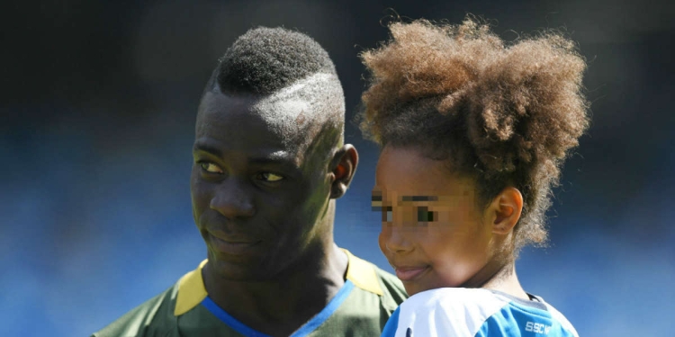 Mario Balotelli con in braccio sua figlia Pia