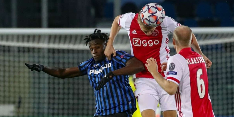 Calciomercato Torino - Schuurs colpisce di testa con l'Ajax contro l'Atalanta (Foto LaPresse)