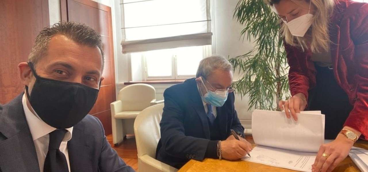 Pasqualino Monti e Giuseppe Bono firmano l'accordo