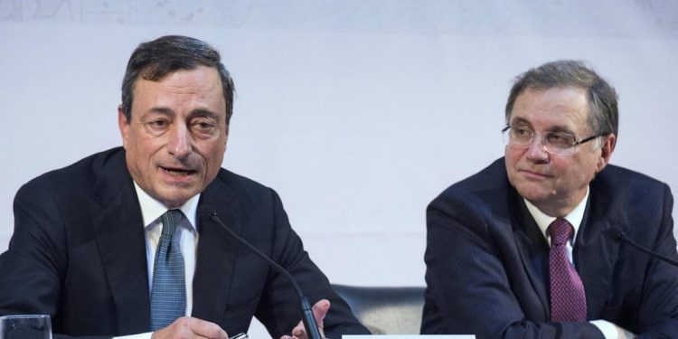 Mario Draghi, ex presidente della Bce, con Ignazio Visco, presidente di Bankitalia (LaPresse)