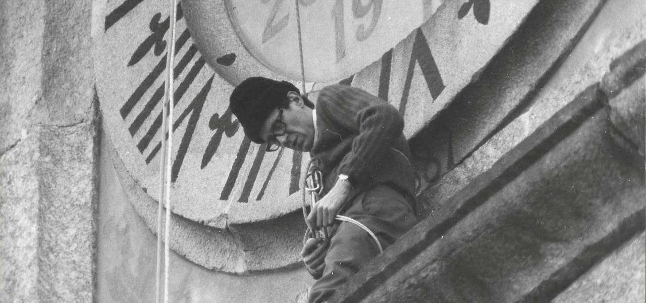 Don Fabio Baroncini (1942-2020) si cala in doppia dal campanile di Varese