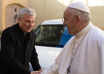 Papa Francesco con l'elemosiniere