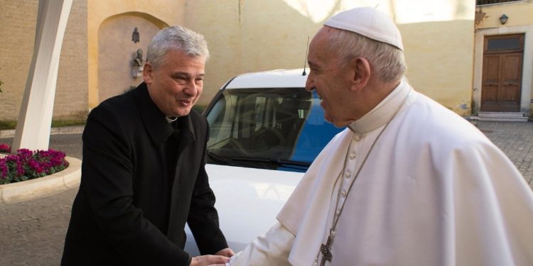 Papa Francesco con l'elemosiniere