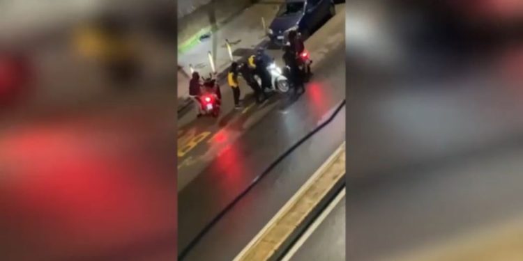 Rider picchiato a Napoli per rubargli il motorino (Screen da Repubblica)