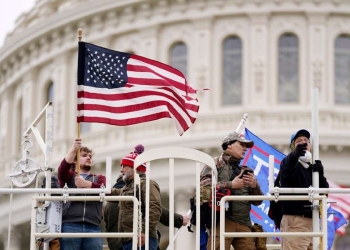 Supporters di Trump su un traliccio davanti a Capitol Hill il 6 gennaio 2021 (LaPresse)