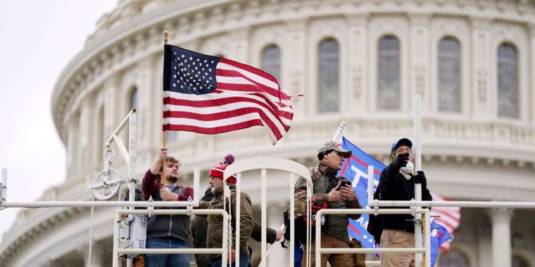 Supporters di Trump su un traliccio davanti a Capitol Hill il 6 gennaio 2021 (LaPresse)