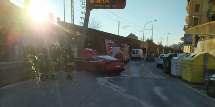 Ferrari di Federico Marchetti distrutta a Genova (Twitter)