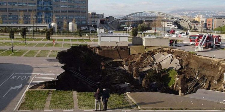 8 gennaio 2021, si apre una voragine nel parcheggio dell’Ospedale del Mare a Napoli