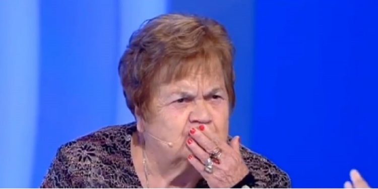 Signora perde dentiera a C'è posta per te - Screenshot da video