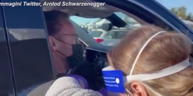 Schwarzenegger vaccino Covid in diretta