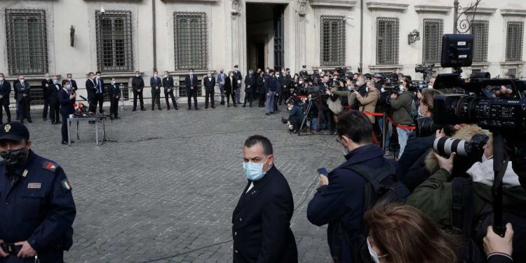 Conte fuori da palazzo Chigi