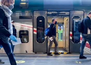 treno mascherina sbagliata polizia