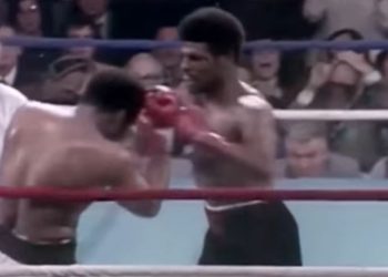 Leon Spinks durante lo storico incontro con Muhammad Ali (Youtube)