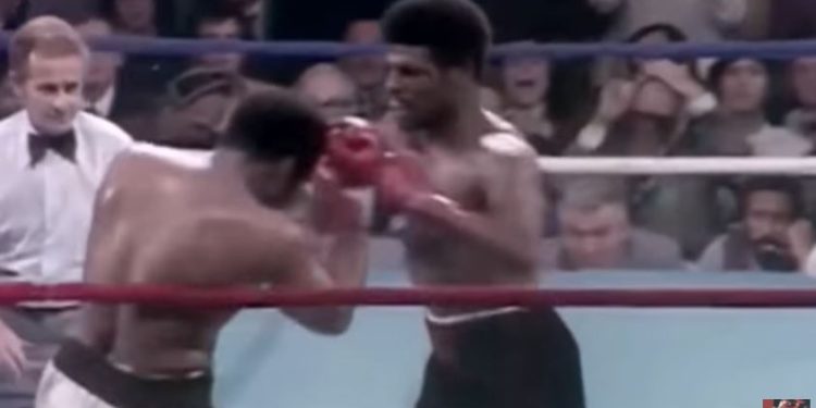 Leon Spinks durante lo storico incontro con Muhammad Ali (Youtube)