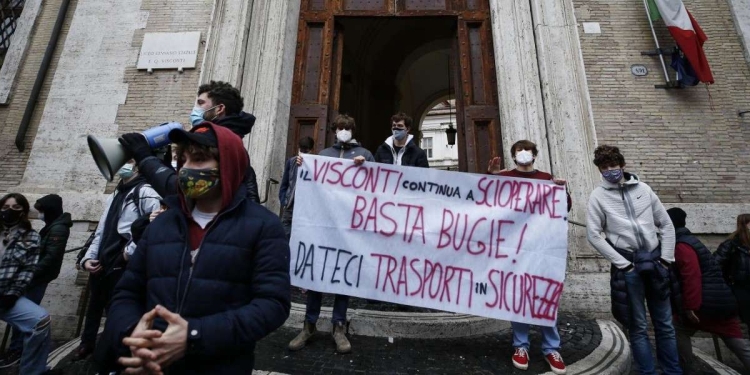 Studenti in protesta (LaPresse)