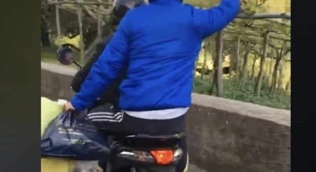 Lanciano spazzatura da scooter e pubblicano video su TikTok