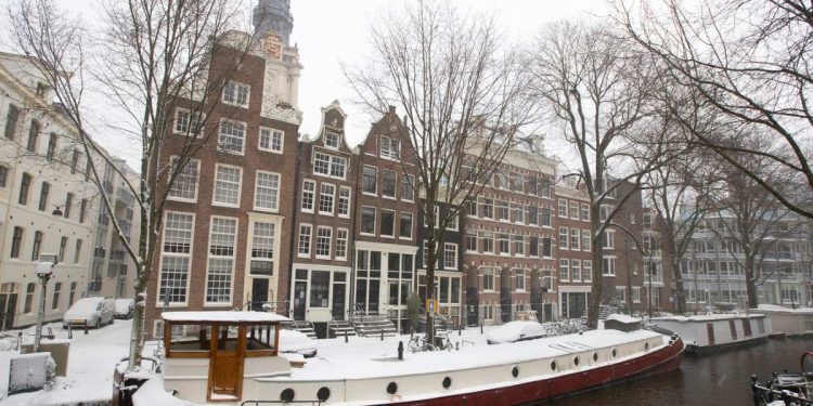 Neve ad Amsterdam (LaPresse)