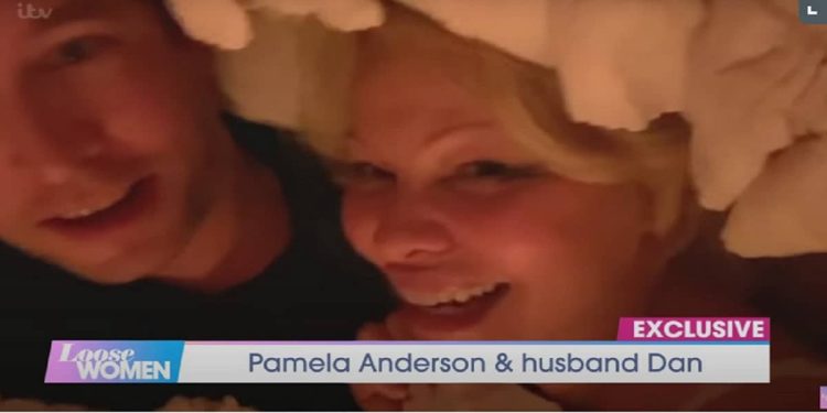 Oamela Anderson e Dan Hayhurst - Screenshot da video