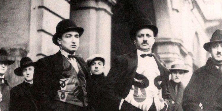 Roma, 1924: Filippo Tommaso Marinetti (al centro). (Foto da Wikipedia)