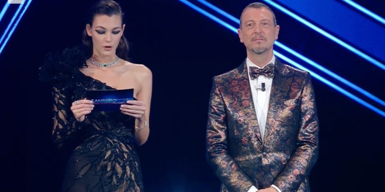 Vittoria Ceretti con Amadeus a Sanremo 2021