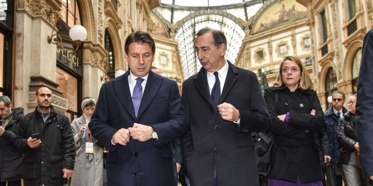 Beppe Sala con Giuseppe Conte (LaPresse)