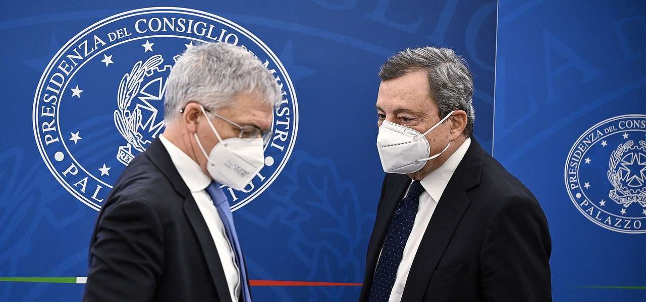 Il presidente del Consiglio Mario Draghi (a destra) con Daniele Franco, ministro dell'Economia (LaPresse)