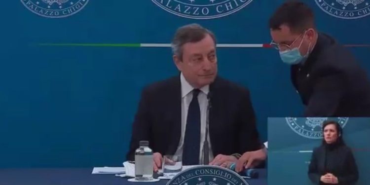 Il premier Mario Draghi in conferenza stampa