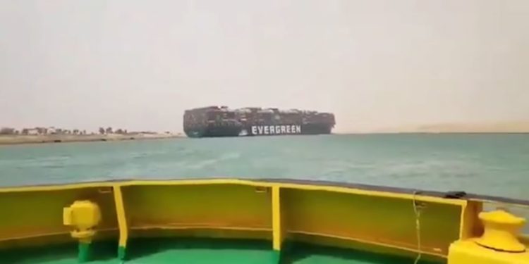 Evergeen bloccata da 4 giorni nel Canale di Suez (Youtube)