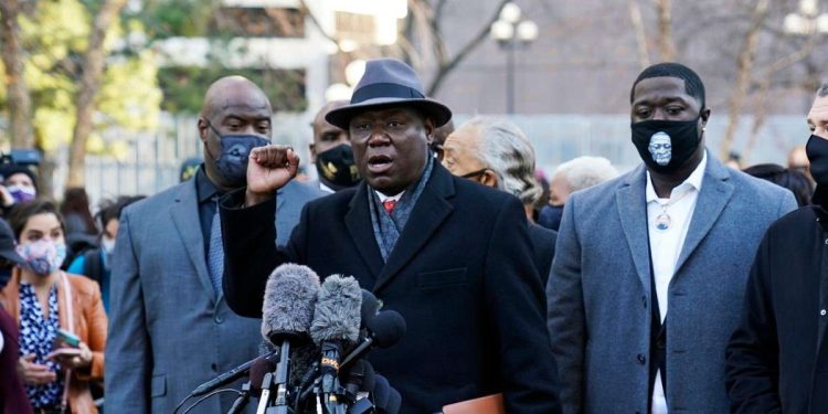 Ben Crump (al centro), avvocato della famiglia Floyd, parla alla stampa fuori dal Hennepin County Government Center, Minneapolis (LaPresse)