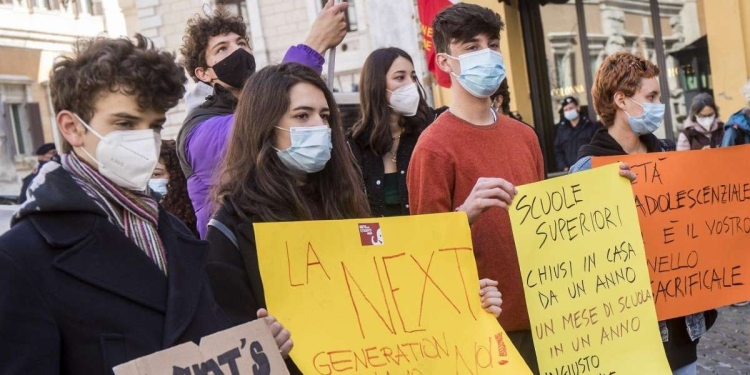 Studenti in protesta davanti a Montecitorio contro la chiusura delle scuole (LaPresse)