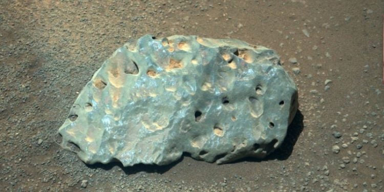 Roccia blu su Marte (Twitter Nasa)