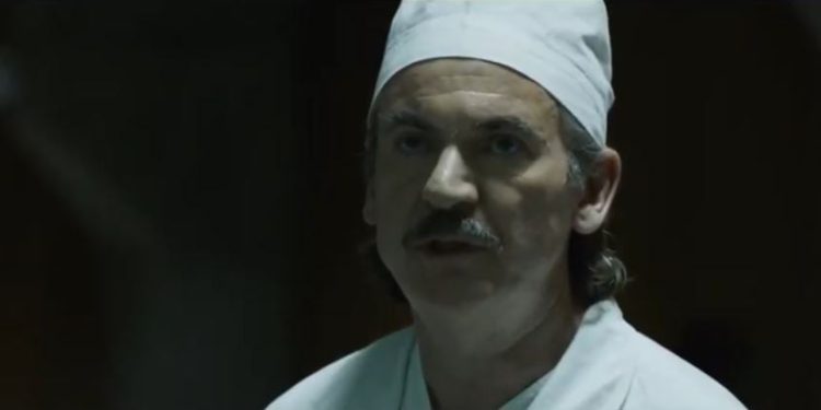 Paul Ritter in una scena di Chernobyl (Screen Youtube)