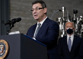 Albert Bourla (Pfizer) con il presidente Usa Joe Biden (Foto: LaPresse)