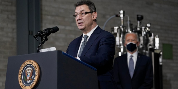 Albert Bourla (Pfizer) con il presidente Usa Joe Biden (Foto: LaPresse)