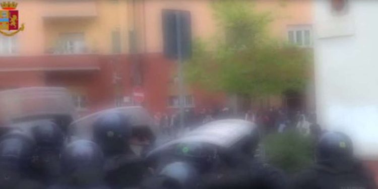 Scontri a Milano, video Repubblica