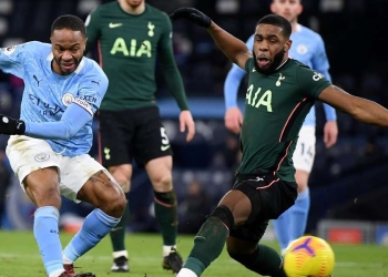 Calciomercato Milan - Tanganga del Tottenham contrasta Sterling (Foto LaPresse)