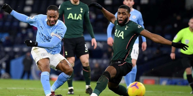 Calciomercato Milan - Tanganga del Tottenham contrasta Sterling (Foto LaPresse)