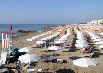 La spiaggia di Caorle sulla costa veneta (Foto di Erwin K da Pixabay)