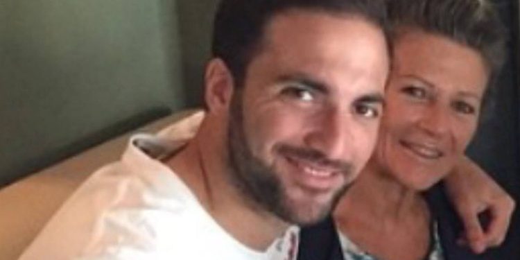 Gonzalo Higuain e la mamma Nancy Zacarias (Twitter, profilo ufficiale del giocatore)