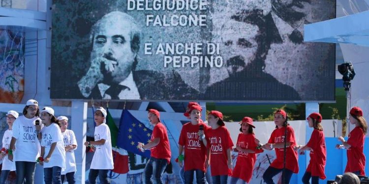 A Napoli, durante l'inaugurazione di un anno scolastico alla presenza di Mattarella (LaPresse)