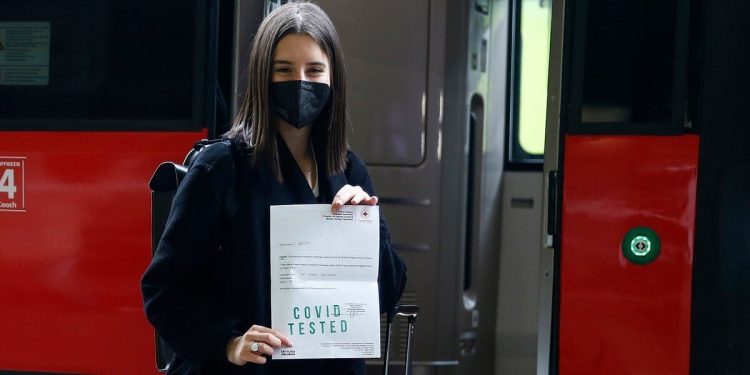 Salita a bordo di un treno "Covid free" (LaPresse)