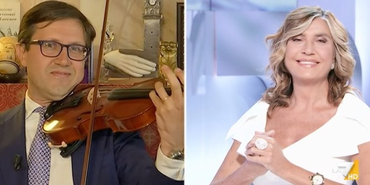 Dario Nardella suona il violino per Myrta Merlino a L'Aria che tira