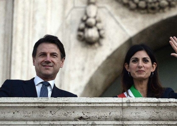 Giuseppe Conte con Virginia Raggi, sindaco di Roma (LaPresse)