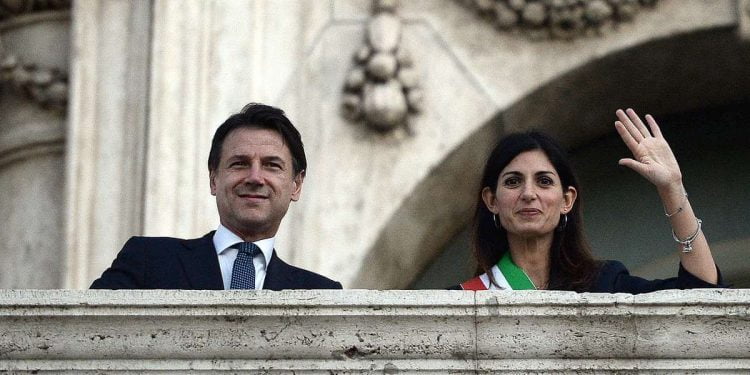 Giuseppe Conte con Virginia Raggi, sindaco di Roma (LaPresse)