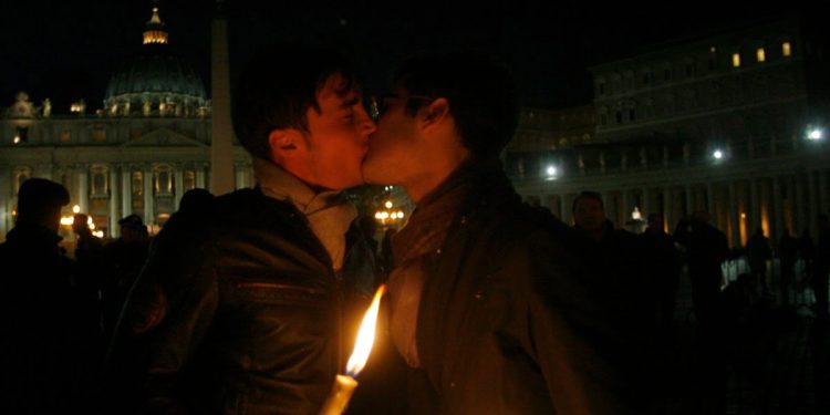 Coppie gay, protesta in Vaticano