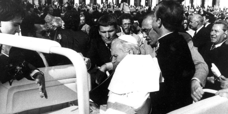 13 maggio 1981, papa Giovanni Paolo II è appena stato colpito (LaPresse)