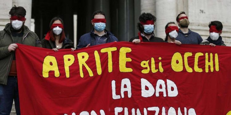 Studenti in protesta davanti al Miur (LaPresse)