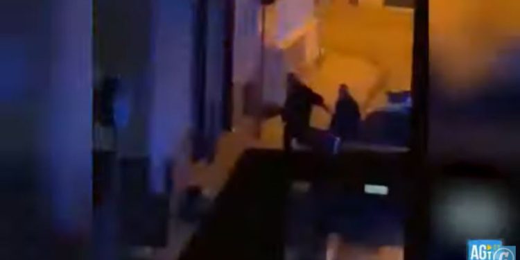 Carabiniere prende a calci 16enne che viola coprifuoco (Screen Youtube)