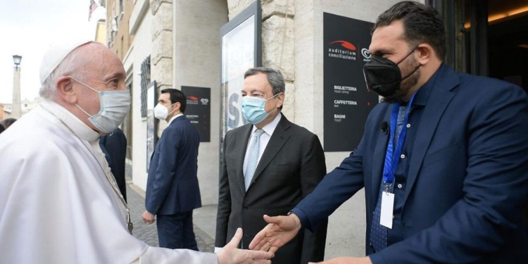 Papa Francesco con Gigi De Palo e il premier Mario Draghi